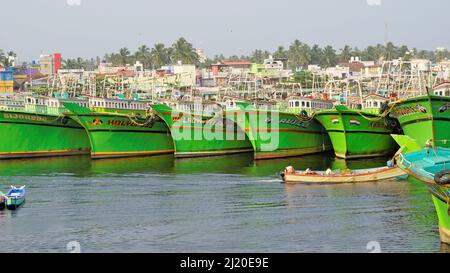 Colachel,Tamilnadu,Indien-Dezember 23 2021: Boote und Schiffe dockten im Colachel Fischerhafen an. Toller Blick auf den ruhigen Hafen am heiligabend Stockfoto