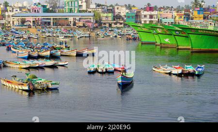 Colachel,Tamilnadu,Indien-Dezember 23 2021: Boote und Schiffe dockten im Colachel Fischerhafen an. Toller Blick auf den ruhigen Hafen am heiligabend Stockfoto