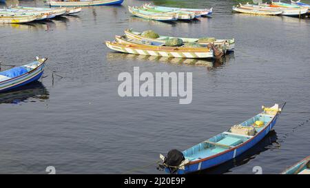 Colachel,Tamilnadu,Indien-Dezember 23 2021: Boote und Schiffe dockten im Colachel Fischerhafen an. Toller Blick auf den ruhigen Hafen am heiligabend Stockfoto