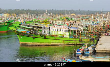 Colachel,Tamilnadu,Indien-Dezember 23 2021: Boote und Schiffe dockten im Colachel Fischerhafen an. Toller Blick auf den ruhigen Hafen am heiligabend Stockfoto