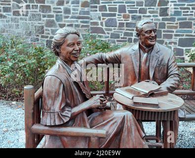 Skulptur von Eleanor und Franklin Roosevelt an einem Tisch, Franklin D. Roosevelt National Historic Site, Hyde Park, New York Stockfoto