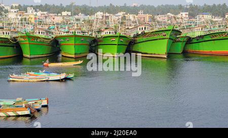 Colachel,Tamilnadu,Indien-Dezember 23 2021: Boote und Schiffe dockten im Colachel Fischerhafen an. Toller Blick auf den ruhigen Hafen am heiligabend Stockfoto