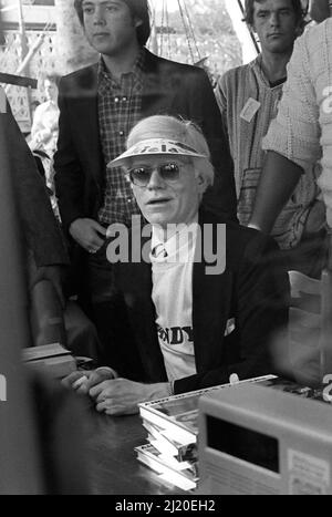 Andy Warhol tritt bei einer Veranstaltung auf, die als „Amos und Andy“ im Hollywood Outlet für berühmte Amos Cookies bezeichnet wird. Los Angeles, Kalifornien, 1979. Stockfoto