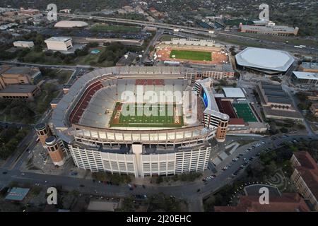 Eine Luftaufnahme des Darrell K Royal-Texas Memorial Stadium auf dem Campus der University of Texas, Donnerstag, 24. März 2022, in Austin. Tex. Das Stadion Stockfoto