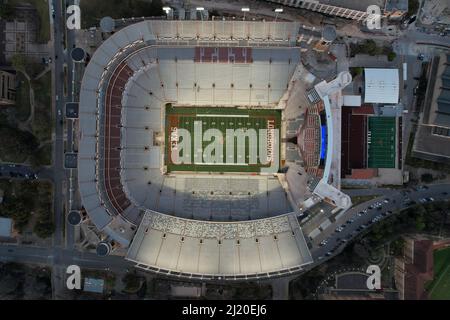 Eine Luftaufnahme des Darrell K Royal-Texas Memorial Stadium auf dem Campus der University of Texas, Donnerstag, 24. März 2022, in Austin. Tex. Das Stadion Stockfoto