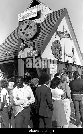 Vor dem berühmten Amos-Cookie-Shop in Hollywood stehen Menschen, um Andy Warhol und Wally Amos im Rahmen ihrer Amos- und Andy-Veranstaltung im Jahr 1979 zu sehen. Stockfoto