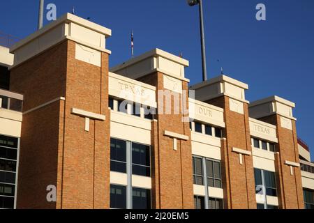 Eine Gesamtansicht der Fassade des Darrell K Royal-Texas Memorial Stadions auf dem Campus der University of Texas, Donnerstag, 24. März 2022, in Austin. Text DKR Stockfoto