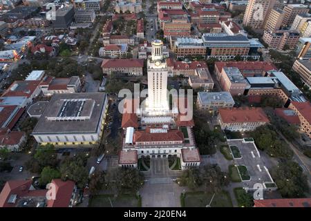 Der UT Tower und das Hauptgebäude auf dem Campus der University of Texas, Freitag, 25. März 2022, in Austin. Text Stockfoto