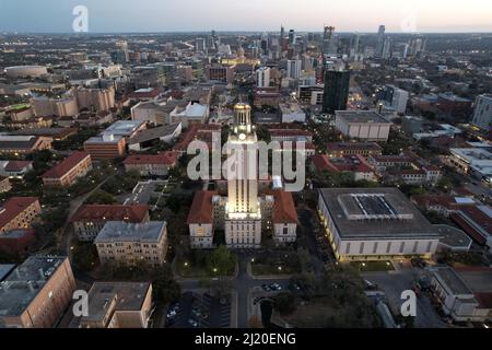 Der UT Tower und das Hauptgebäude auf dem Campus der University of Texas, Freitag, 25. März 2022, in Austin. Text Stockfoto