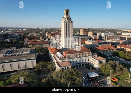 Der UT Tower und das Hauptgebäude auf dem Campus der University of Texas, Samstag, 26. März 2022, in Austin. Text Stockfoto