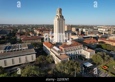 Der UT Tower und das Hauptgebäude auf dem Campus der University of Texas, Samstag, 26. März 2022, in Austin. Text Stockfoto