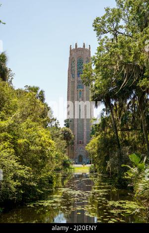 Lake Whales, FL, USA - 26. März 2022: Foto des historischen Nationaldenkmals Bok Tower aus dem Jahr 1929 Stockfoto