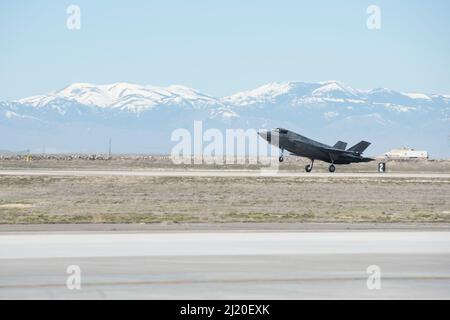 Ein US Marine Corps F-35B Lightning II Kampfjet, der dem Marine Fighter Attack Training Squadron (VMFAT) 501 zugewiesen wurde, landet auf der Fluglinie auf der Mountain Home Air Force Base, Idaho, 22. März 2022. In der Schulung werden die Piloten in der Lage sein, die manuelle Weiterentwicklung von Training & Readiness auf 1000 Stufen durchzuführen, um die Kernkompetenzen zu erlangen und sie weiter auf Folgeaufträge an F-35B-Flotteneinheiten vorzubereiten. (USA Luftwaffe Foto von Senior Airman Akeem K. Campbell) Stockfoto