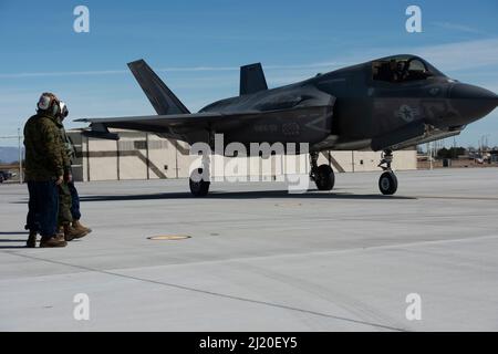 U.S. Marine Corps Quality Assurance & Power-Liner vom Marine Fighter Attack Training Squadron (VMFAT) 501, beobachten Sie ein F-35B Lightning II-Kampfjet-Taxi auf der Fluglinie auf der Mountain Home Air Force Base, Idaho, 22. März 2022. In der Schulung werden die Piloten in der Lage sein, die manuelle Weiterentwicklung von Training & Readiness auf 1000 Stufen durchzuführen, um die Kernkompetenzen zu erlangen und sie weiter auf Folgeaufträge an F-35B-Flotteneinheiten vorzubereiten. (USA Luftwaffe Foto von Senior Airman Akeem K. Campbell) Stockfoto