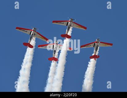 Das AeroShell Aerobatic Team führt am 26. März 2022 auf der Luftwaffenbasis Columbus, Missouri, ein Luftmanöver auf der 2022 Wings over Columbus Airshow durch. Das AeroShell Aerobatic Team führt vor Millionen von Airshow-Fans in ganz Nordamerika enge Formationsmanöver durch. (USA Luftwaffe Foto von Senior Airman Davis Donaldson) Stockfoto