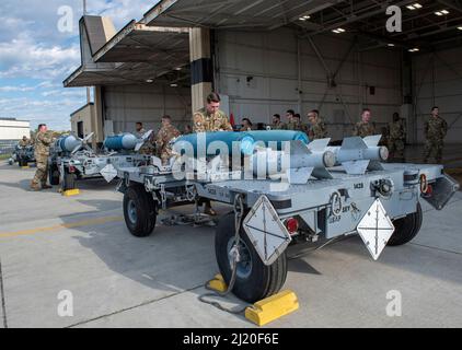 Munitionsspezialisten, die der 4. Munitions Squadron zugewiesen wurden, bauen während eines jährlichen Load Crew Competition auf der Seymour Johnson Air Force Base, North Carolina, am 25. März 2022 eine inerte geführte Bombeneinheit-38. Ziel des Wettbewerbs ist es, Airmen zu motivieren und auszubilden, um kampfbereite Flugzeuge für Einsätze und Einsätze im realen Einsatz bereitzustellen. (USA Luftwaffe Foto von Airman 1. Klasse Sabrina Fuller) Stockfoto