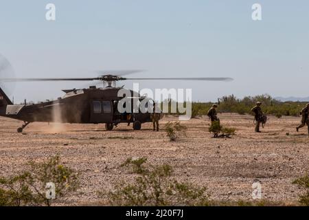 Die besten Krieger-Konkurrenten entlasten einen UH-60 Black Hawk während des Arizona. State Best Warrior Competition im Florence Military Reservation, in Florence, Arizona, 22. März 2022. Der AZNG Best Warrior Competition ist eine spezielle Veranstaltung, die sich auf die Bereitstellung einer Reihe von Soldier-Fähigkeiten konzentriert, die die Bürger-Soldaten aus unseren verschiedenen Gemeinden (USA) testen und ausbilden Armee-Foto von SPC. Kadon Shelley, Freigelassen). Stockfoto