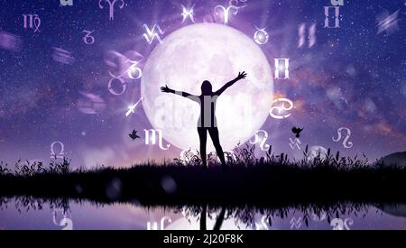 Astrologische Tierkreiszeichen innerhalb des Horoskopkreises. Illustration einer Frau Silhouette, die die Sterne und den Mond über das Tierkreisrad schwungt. Stockfoto