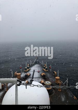 Die USCGC Tampa führt vor der Küste von Massachusetts, 9. März 2022. Während der gesamten Patrouille führte die Tampa-Besatzung Such- und Rettungseinsätze, Strafverfolgungsbehörden und Einsätze zur Rettung lebender Meeresressourcen vor der Küste von Neuengland durch. (Foto der Küstenwache von Justin Edwards, Leutnant der Juniorklasse) Stockfoto