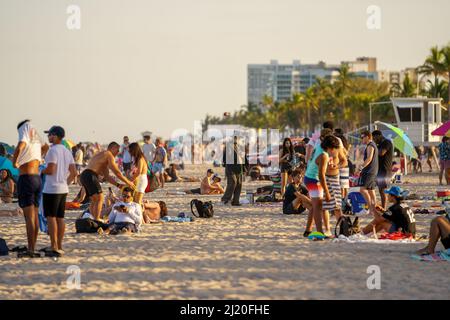 Fort Lauderdale, FL, USA - 27. März 2022: Frühlingsferien Massen Ft Lauderdale FL Stockfoto