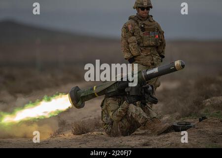 In einem historischen Moment des Trainings für die Nationalgarde der Idaho-Armee, Soldaten der Charlie Company, 2-116. Combined Arms Bataillon, 116. Cavalry Brigade Combat Team, Feuerte am Sonntag die tragbare Panzerabwehrrakete FGM - Javelin, während sie eine Reihe von Feldtrainingsübungen auf den Orchard Combat Training Center Ranges durchführte, die für die Woche geplant sind. Stockfoto