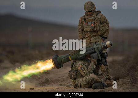 In einem historischen Moment des Trainings für die Nationalgarde der Idaho-Armee, Soldaten der Charlie Company, 2-116. Combined Arms Bataillon, 116. Cavalry Brigade Combat Team, Feuerte am Sonntag die tragbare Panzerabwehrrakete FGM - Javelin, während sie eine Reihe von Feldtrainingsübungen auf den Orchard Combat Training Center Ranges durchführte, die für die Woche geplant sind. Stockfoto