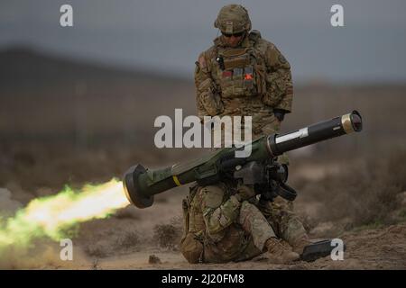 In einem historischen Moment des Trainings für die Nationalgarde der Idaho-Armee, Soldaten der Charlie Company, 2-116. Combined Arms Bataillon, 116. Cavalry Brigade Combat Team, Feuerte am Sonntag die tragbare Panzerabwehrrakete FGM - Javelin, während sie eine Reihe von Feldtrainingsübungen auf den Orchard Combat Training Center Ranges durchführte, die für die Woche geplant sind. Stockfoto