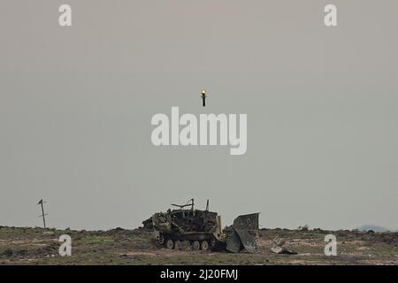 Die Javelin Missile trägt sich auf dem Ziel ein. In einem historischen Moment des Trainings für die Nationalgarde der Idaho-Armee, Soldaten der Charlie Company, 2-116. Combined Arms Bataillon, 116. Cavalry Brigade Combat Team, Feuerte am Sonntag die tragbare Panzerabwehrrakete FGM - Javelin, während sie eine Reihe von Feldtrainingsübungen auf den Orchard Combat Training Center Ranges durchführte, die für die Woche geplant sind. Stockfoto