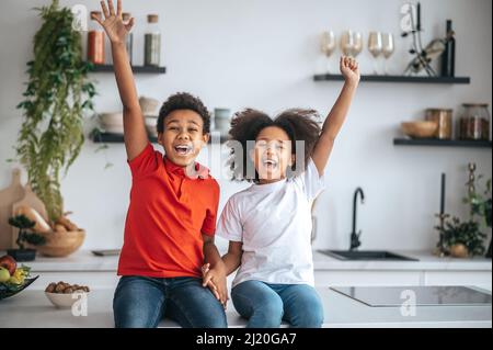Zwei Geschwister, die sich zu Hause wohlfühlen und sich fröhlich fühlen Stockfoto