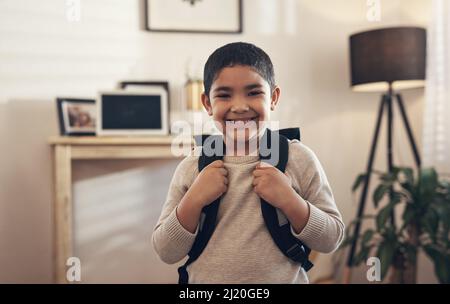 Ich kann es kaum erwarten, zu lernen und neue Freunde zu finden. Porträt eines entzückenden kleinen Jungen bereit, die Schule zu gehen. Stockfoto