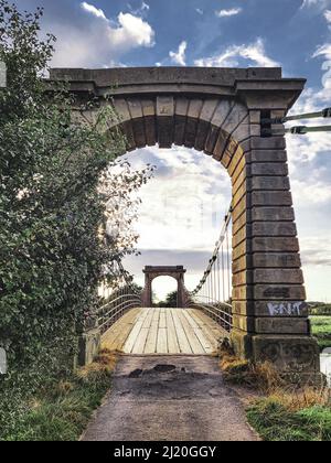 Eine schöne Aussicht auf die Horkstow Hängebrücke über den Fluss Ancholme in North Lincolnshire, England Stockfoto