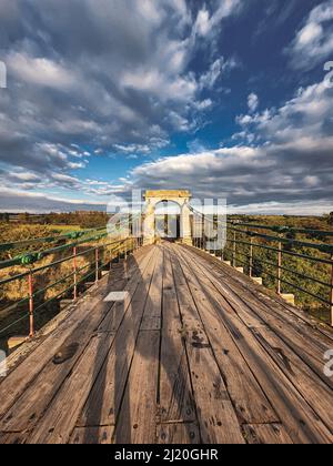 Eine schöne Aussicht auf die Horkstow Hängebrücke über den Fluss Ancholme in North Lincolnshire, England Stockfoto