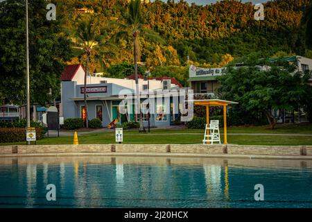 Airlie Beach, Queensland, Australien - Lifeguard's Hocker in der Airlie Beach Lagoon Stockfoto