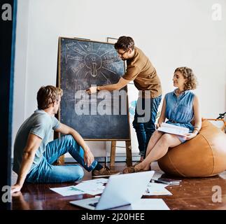 Auf diese Weise werden wir unser langfristiges Wachstum ankurbeln Aufnahme einer Gruppe von Designern, die gemeinsam in einem Büro Brainstorming. Stockfoto