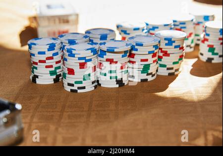 Poker Chips auf einem Tisch mit geringer Schärfentiefe gestapelt Stockfoto