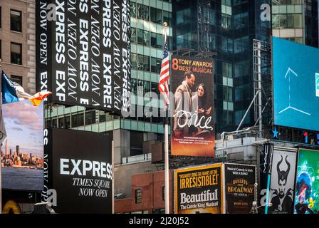 Elektronische Werbetafeln, die Seiten der Gebäude auf dem Times Square, New York, säumen Stockfoto