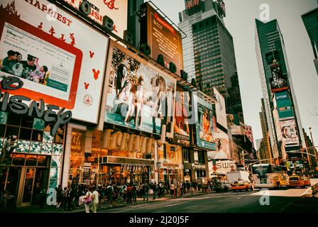 Elektronische Werbetafeln, die Seiten der Gebäude auf dem Times Square, New York, säumen Stockfoto