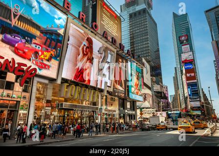 Elektronische Werbetafeln, die Seiten der Gebäude auf dem Times Square, New York, säumen Stockfoto