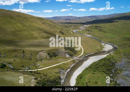 Nevis Road und Nevis River bei Commissioners Creek, Valley, Central Otago, South Island, Neuseeland - Drohnenantenne Stockfoto
