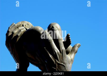 Die BEHOLD-Statue im MLK Center for Non-Violance in Atlanta auf der Auburn Avenue Hände, Füße, Baby, Liebe, Geburt Stockfoto