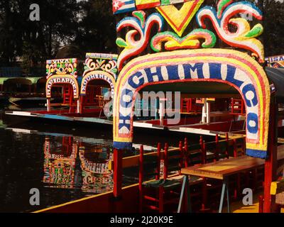 Trajineras in Mexiko Xochimilco Kanal, ein schöner und beliebter Ort voller Farben, traditionelle Stätte. Beliebter Tourismus in mexiko-Stadt Stockfoto