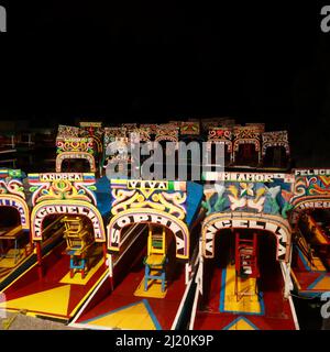 Trajineras Pier in xochimilco, mexiko-Stadt, ein beliebter Ort in der Stadt sehr bunt und schön. Das Foto wurde nachts aufgenommen, was Tiefe gab Stockfoto