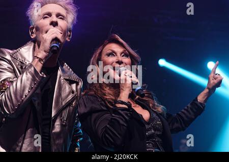 Paris, Frankreich. 26. März 2022. Plastic Bertrand und Julie Pietri führen die Tour 80s im Dome de Paris - Palais des Sports am 26. März 2022 durch. Stockfoto