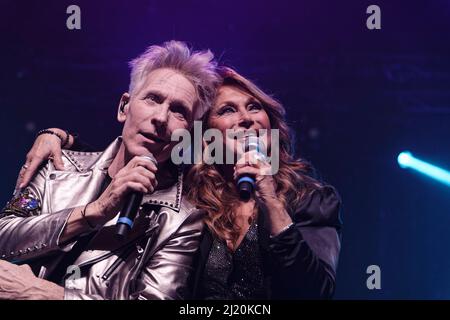 Paris, Frankreich. 26. März 2022. Plastic Bertrand und Julie Pietri führen die Tour 80s im Dome de Paris - Palais des Sports am 26. März 2022 durch. Stockfoto