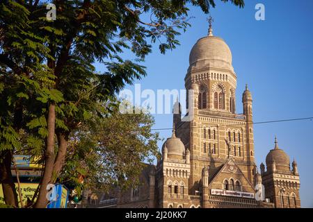 Das Gebäude der Brihanmumbai Municipal Corporation (BMC), das Rathaus des Großraums Mumbai, Indien, wurde in einem Stil erbaut, der oft als Bombay Gothic bezeichnet wird Stockfoto