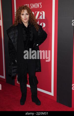 New York, NY, USA. 28. März 2022. Bernadette Peters nimmt an der PLAZA SUITE Opening Night am Broadway, Hudson Theatre, New York, NY, Teil 28. März 2022. Kredit: Kristin Callahan/Everett Collection/Alamy Live Nachrichten Stockfoto