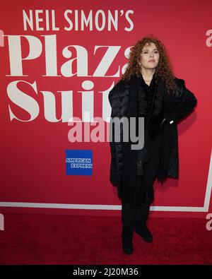 New York, NY, USA. 28. März 2022. Bernadette Peters nimmt an der PLAZA SUITE Opening Night am Broadway, Hudson Theatre, New York, NY, Teil 28. März 2022. Kredit: Kristin Callahan/Everett Collection/Alamy Live Nachrichten Stockfoto
