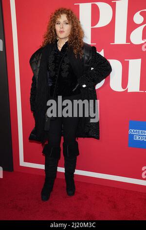New York, NY, USA. 28. März 2022. Bernadette Peters nimmt an der PLAZA SUITE Opening Night am Broadway, Hudson Theatre, New York, NY, Teil 28. März 2022. Kredit: Kristin Callahan/Everett Collection/Alamy Live Nachrichten Stockfoto