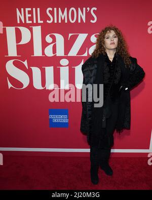 New York, NY, USA. 28. März 2022. Bernadette Peters nimmt an der PLAZA SUITE Opening Night am Broadway, Hudson Theatre, New York, NY, Teil 28. März 2022. Kredit: Kristin Callahan/Everett Collection/Alamy Live Nachrichten Stockfoto
