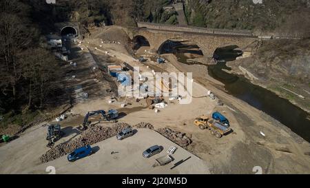 Altenahr, Deutschland. 25. März 2022. Vor dem Tunnel in Altenahr laufen die Bauarbeiten an der Rotweinstraße, die durch das Ahrtal verläuft (Luftaufnahme mit Drohne), in vollem Gange. Die Überschwemmung im Juli 2021 hat die landschaftlich reizvolle Route (B 267) bei Altenahr neben einem Tunnel komplett weggefegt. (Nach dpa: Rotweinstraße im Ahr-Hochwassergebiet nur im Sommer befahrbar). Quelle: Thomas Frey/dpa/Alamy Live News Stockfoto